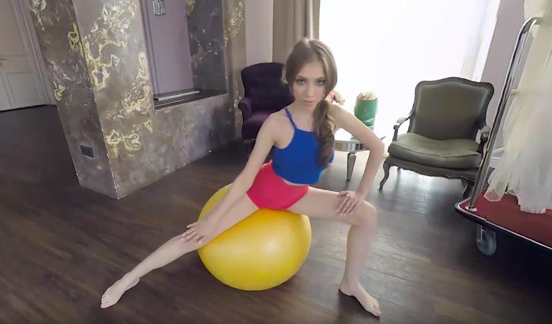 【4KVR全景】俄罗斯女孩的瑜伽练习